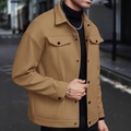 Dettaglio giacca in lana kaki da uomo con colletto a revers e tasche con bottoni - S / Tops / Cachi