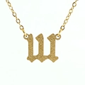 Detail der Goldkette mit 111 Zahlenanhänger und einer feinen Glitzer-Mattierungsoberfläche - Nummer 111