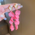 Elegante Acryl-Ohrringe mit rosa Blütenblättern und goldenen Blattsteckern - Rosarot