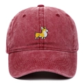 Détail d'une casquette en coton délavé bordeaux avec broderie de chien corgi mignon - Réglable / Bordeaux