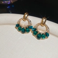 Vue macro de boucles d'oreilles gouttes vertes étincelantes avec dorure et strass - 48# Tige en argent - Or - Vert - Style goutte d'eau