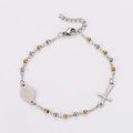 Detail van zilveren en gouden kralenarmband met kruis en Maagd Maria medaille charms - Goud & Zilver