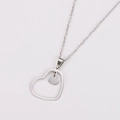 Detalle del colgante de corazón de plata con brillo metálico pulido y diseño elegante - Color Acero
