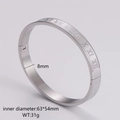 Dettaglio macro del bracciale in acciaio da 8mm con numeri romani incisi - Colore Acciaio Uomo