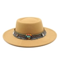 Détail d'un chapeau en laine camel avec ruban bohème, pierre turquoise et pompons - M (56-58cm) / Chameau