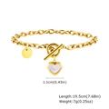 Detalle del cierre de palanca OT y colgante de corazón de nácar en pulsera de cadena dorada - Estilo de Placa Redonda de Corazón de Nácar con Hebilla OT (BR-2127)