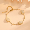 Dettaglio del bracciale placcato oro con tre pietre opali ovali e chiusura a moschettone - Bracciale Bianco (A618)