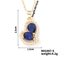 Dettaglio della collana a cuore dorata con gemma blu e misure della catena da 45 cm - Stile Cuore Blu Scuro Oro (N01067-5)