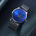 Detail einer blauen Scheibenuhr mit dunkelgrauem Edelstahl-Netzarmband auf Leder - Blaues Zifferblatt Schwarzes Mesh-Armband