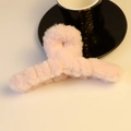 Nahaufnahme der weichen hellrosa Plüsch-Haarklammer auf einem eleganten Schreibtisch - 13cm / Hellrosa
