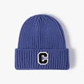 Berretto in maglia blu con ricamo C e protezione per le orecchie spessa per l'inverno - Taglia unica / Celeste (22B010)