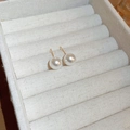Gros plan de boucles d'oreilles perles élégantes dans une boîte à bijoux en velours crème - Style Blanc 10mm (31#)