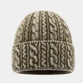 Détails du tricot torsadé sur ce bonnet d'hiver vert olive avec bord replié et maille douce - Réglable / Vert Militaire