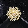 Broche flocon de neige dorée avec cristaux étincelants sur support haut de gamme - Or avec zircon blanc