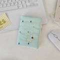 Detalle del organizador de tela acolchada verde con bordado de estrellas y lunas - Verde