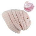 Detail der rosa Strickmütze mit glattem Satinfutter für Haarschutz und Wärme - Hellrosa
