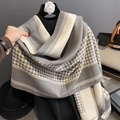 Morbida sciarpa in finto cashmere con motivo pied de poule grigio e bianco e torre Eiffel - Grigio e Bianco Pied de Poule (S830 Grigio)