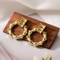 Pendientes de bambú chapados en oro de 18K con acabado pulido y estilo retro minimalista - Forma de Nudo de Bambú