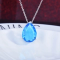 Vue macro d'un pendentif en pierre bleue taillée en poire sur une fine chaîne argentée - Pendentif en Zircone Bleue (Sans Chaîne)