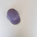 Dettaglio del cappellino viola ad asciugatura rapida con cuciture a contrasto e logo YIJIA - 52-54cm (3-8 Anni) / Viola
