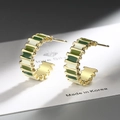 Moderne C-förmige vergoldete geometrische Ohrringe mit grünem und cremefarbenem Emaille - Gold / Kupfer