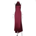 Detail des weinroten rückenfreien Neckholder-Satin-Kleides mit glänzendem Stoff - XS / Burgunderrot