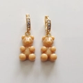 Detail of caramel resin gummy bear earrings with gold hoops and sparkling zircons - Khaki