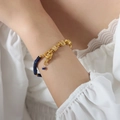 Bracciale fatto a mano con catena dorata, perline blu scuro e chiusura tonda elegante - Blu Scuro