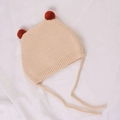 Bonnet en tricot beige pour bébé avec pompons brun-rouge et cache-oreilles sur tissu blanc - 40-46cm (3-12 Mois) / Blanc Cassé