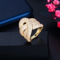 Lussuoso anello incrociato placcato oro con cristalli di zirconia micro-pavé per donne - Stile Nodo Dorato