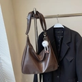 Bolso tote hobo de cuero sintético marrón con colgante de peluche y bandolera larga - Bolsa + Colgante de Felpa / Marrón