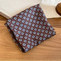 Detalle de collar pañuelo de seda con estampado floral azul en tela marrón café - Estilo Floral Azul Café