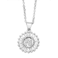 Gros plan du collier en argent avec pendentif lettre N serti de zircons radiants - Lettre N