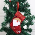 Calza di Natale con Babbo Natale 3D e bordo scozzese rosso e verde festivo - Calza di Babbo Natale a quadri rossi