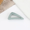 Minimalistische hellblaue dreieckige matte Haarklammer für elegante Hochsteckfrisuren - Cyan
