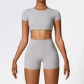 Ensemble de yoga gris clair pour femme avec crop top et short à taille haute - S / Haut Et Bas / Gris Givré