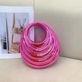 Elegante bolso redondo rosa metalizado con textura ondulada y asa circular integrada - Rosa Rojo