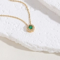 Schicke Goldkette mit rundem smaragdgrünem Zirkon-Anhänger und weißem Kristall-Halo - Smaragdgrüne Zirkonia-Halskette