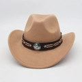 Détail d'un chapeau de cowboy avec bandeau marron, rivets argentés et pierre turquoise - Taille unique / Camel