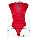 Dettaglio del body rosso con scollo a V profondo, pizzo e design della vita arricciata - S / Rosso