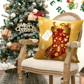 Funda de cojín navideña con estampado de calcetines dorados sobre silla de madera - Calcetín de Navidad Dorado