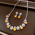 Dettaglio del set di gioielli a fiore vintage con zirconi gialli in una scatola marrone - Collana-Argento-Giallo (Set da 2 Pezzi)