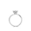 Eleganter Ring aus 925er Sterlingsilber mit funkelndem Solitär und gedrehtem Band Design - US 5 / Silber