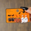Fünf Paar Halloween-Ohrstecker mit Kürbis-, Geist- und Spinnenmotiven im Set - Geist Und Kürbis Kollektion (E1490-1)