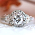 Vintage halo engagement ring with round brilliant diamond and milgrain metal details - US 6 / White Gold