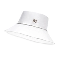 Eleganter weißer Satin-Fischerhut für Damen mit glitzerndem M-Buchstaben und Strasskette - M (56-58cm) / Weiß M Logo Stil