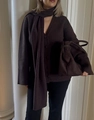 Détail du cardigan en maille marron foncé avec écharpe assortie et grand sac en daim - S / café