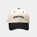 Detalle del bordado NEBRASKA en una gorra de béisbol de lona de algodón bicolor - Ajustable / Negro