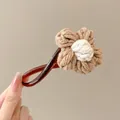 Barrette à fleur en tricot marron avec design torsadé vintage et texture chaude - Pince Torsadée Fleur Tissée / Fleur Café