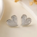 Eleganti orecchini a cuore in argento con zirconi scintillanti su morbido tessuto beige - Cuore Argento Pieno Strass